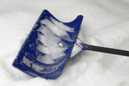 iStock_000000167355Medium[1]-shovel in snow